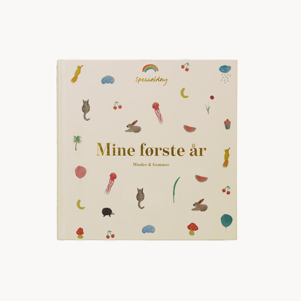 barnets bog - mine første år - creme bog